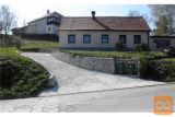 Manjša Obnovljena Hiška Z Garažo, Drvarnico In Kaminom Na