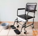 Invalidski toaletni WC stol s kolesi + dod. posoda