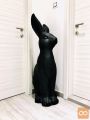 Skulptura črn Zajc kip